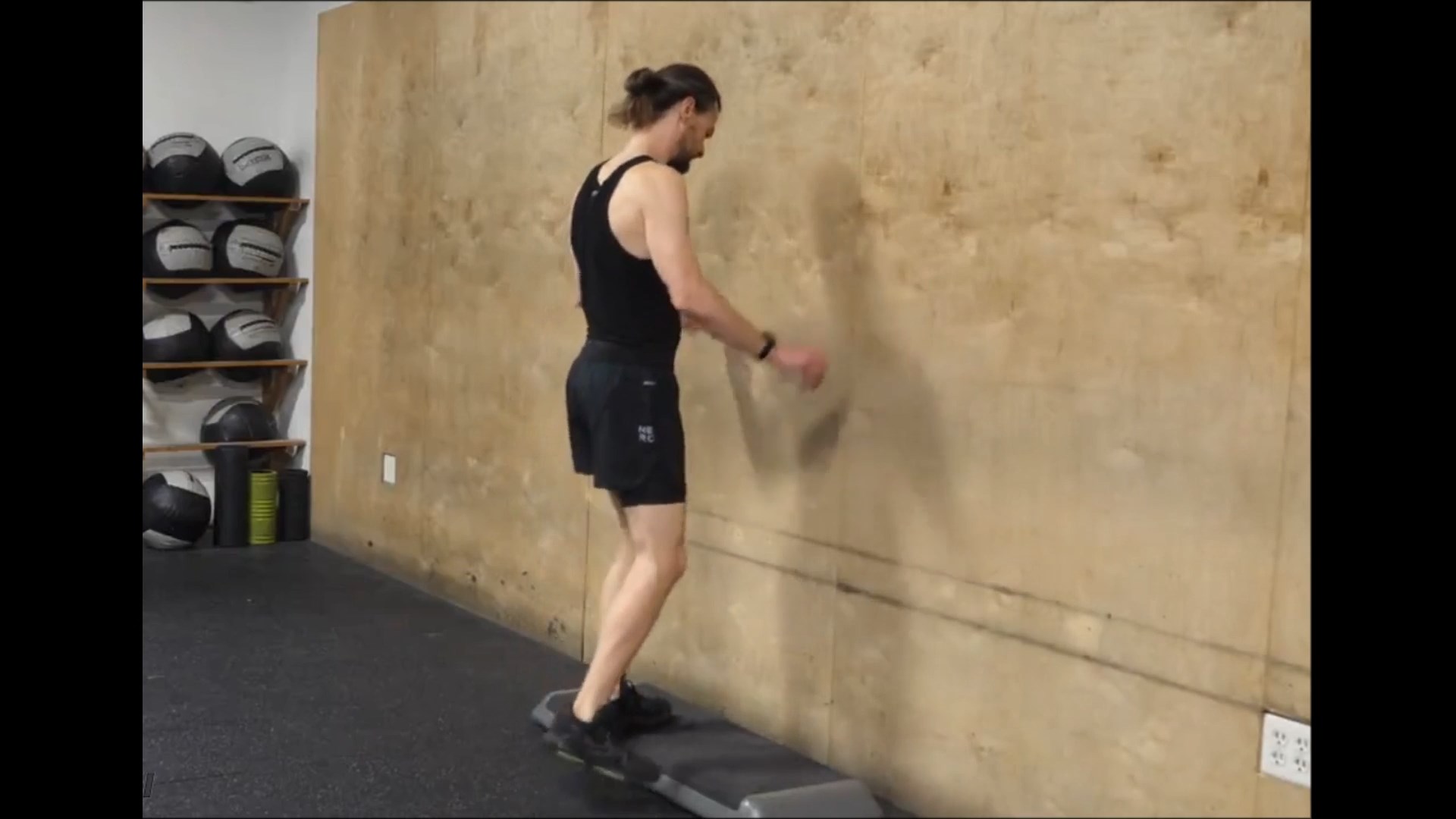 Calf Isometric On Step/ساق پشت پا وزن بدن ایزومتریک